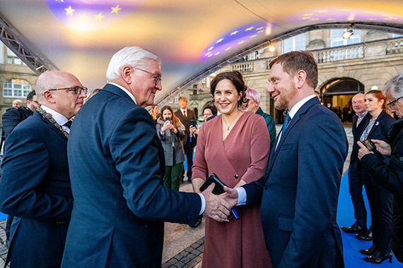 Bundespräsident Frank-Walter Steinmeier (links) bei der Eröffnung mit Sachsens Ministerpräsident Michael Kretschmer (rechts). (Foto: Kristin Schmidt)