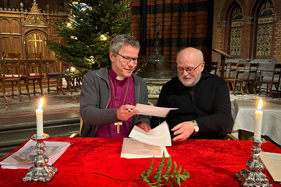 v.l. Bischof Andreas Holmberg (Diözese Stockholm) und Kardinal Anders Arborelius (Bischof der Diözese Stockholm) bei der Unterschrift des Kaufvertrages im Januar 2025. (Foto: Stockholms Katolska Stift)