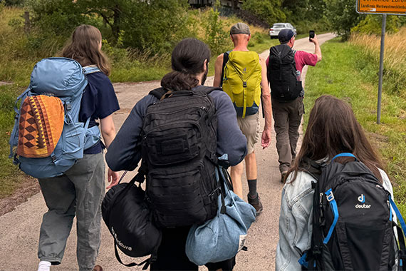 Die Pilgergruppe auf ihrem Weg. (Foto: Pater Christian Modemann SJ)
