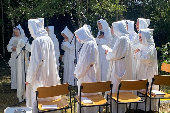 Die Schwestern des Klosters bei den Feierlichkeiten zum 25-jährigen Bestehen. (Foto: Manfred Müller)