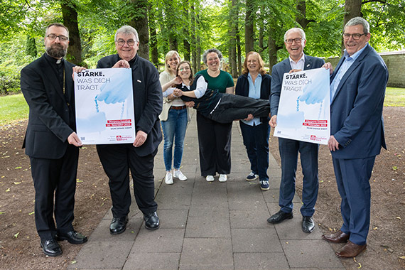 Sie stellten das diesjährige Leitwort des Bonifatiuswerkes vor: Bischof Fredrik Hansen (Oslo), Bonifatiuswerk-Generalsekretär Monsignore Georg Austen, Bonifatiuswerk-Präsident Manfred Müller und Bonifatiuswerk-Geschäftsführer Ingo Imenkämper (vordere Reihe v.l.). Sie werden in der Präsentation unterstützt von den Bonifatiuswerk-Mitarbeiterinnen Eva Dreier (wird getragen), Katharina Trapp, Christelle Lindhauer und Daniela Paschke (v.l.). Foto: Hartmut Salzmann