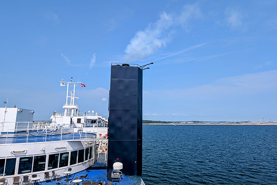 Bei klarem, blauen Himmel ging es per Fähre nach Rødbyhavn. (Foto: Franziska Oevel)
