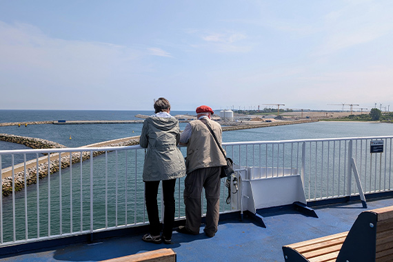 Schöner Ausblick: Zwei Teilnehmende genießen den Ausblick. (Foto: Franziska Oevel)