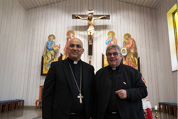 Bischof Saad Sirop Hanna und Bonifatiuswerk-Generalsekretär Msgr. Georg Austen in der Jungfrau-Maria-Kirche im schwedischen Södertälje. (Foto: Theresa Meier)