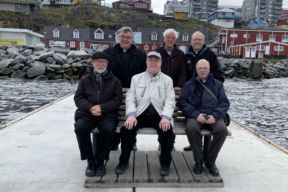 Bei einem Besuch in Grönland (hintere Reihe von links): Bonifatiuswerk-Generalsekretär Georg Austen, der ehemalige Bonifatiuswerk-Präsident Heinz Paus und Pfarrer Christian Noval sowie (untere Reihe von links) der Kopenhagener Generalvikar Niels Engelbrecht, der Paderborner Erzbischof em. Hans-Josef Becker und Domdechant Apostolischer Protonotar Alfons Hardt. (Foto: privat)
