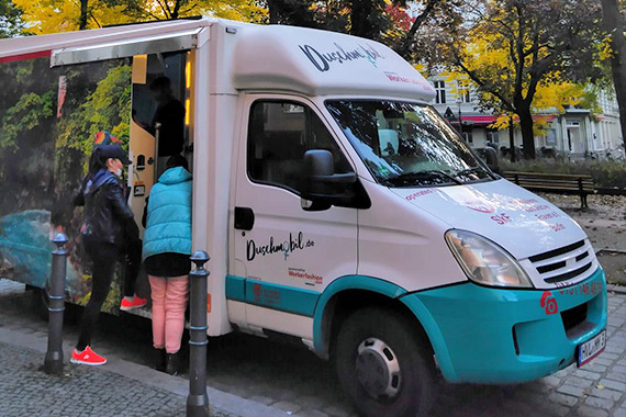 Bis zu fünf Frauen können täglich im Duschmobil duschen und sich mit Hygieneprodukten versorgen. (Foto: SkF)