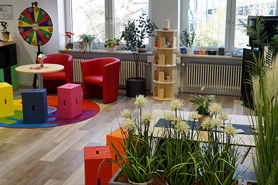 Quietschbunte Xbricks dienen als Sitzgelegenheit (Foto: Kath. Dekanat Böblingen)