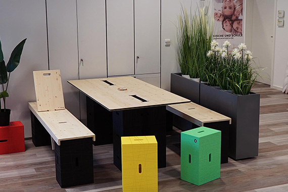 Aus den nachhaltig produzierten Quadern eines Stuttgarter Start-ups können innovative und äußerst flexible Möbel gebaut werden. (Foto: Kath. Dekanat Böblingen)