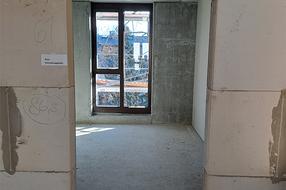 Nach der Grundsteinlegung im Oktober 2024 wurde der Rohbau Ende 2024 fertiggestellt, jetzt wurde Richtfest gefeiert. (Foto: Paul Cerny)