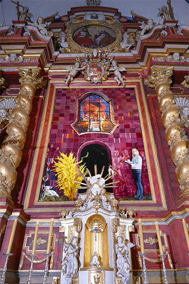 Wie Phönix aus der Asche: Aus der Nähe betrachtet, weckt der Blick hinauf zum Hochaltarbild Assoziationen zum Leitwort des Themenabends. (Foto: Kirchengemeinde Corvey/Sabine Robrecht)