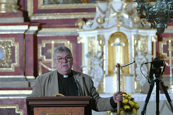 Der Generalsekretär des Bonifatiuswerks, Monsignore Georg Austen, überreichte in Corvey einen der von Jugendlichen des Kolpingberufsbildungswerks Brakel gefertigten Pilgerstäbe. (Foto: Kirchengemeinde Corvey/Sabine Robrecht)