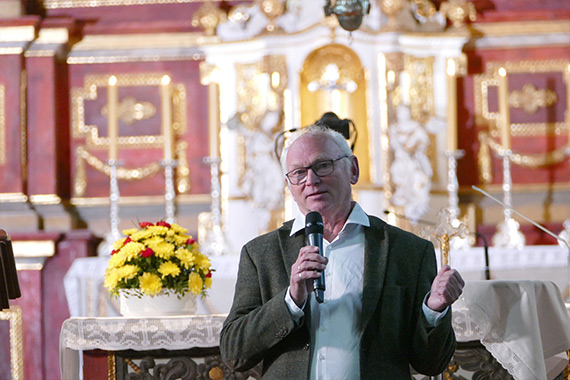 Künstler Thomas Jessen schilderte die Herausforderungen des Schaffensprozesses. (Foto: Kirchengemeinde Corvey/Sabine Robrecht)