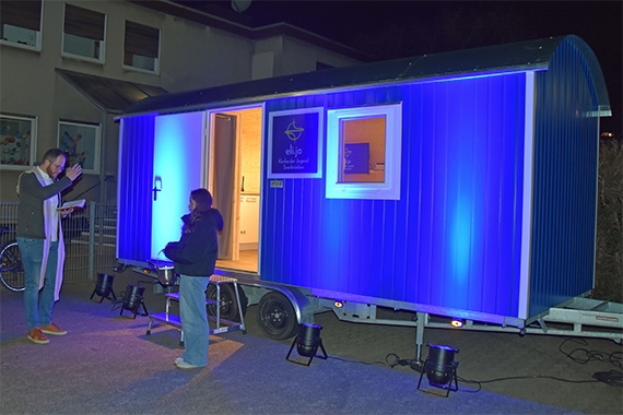 Das Tiny House bei der Segnung durch Jugendpfarrer Thomas Hufschmidt im März. (Foto: Ute Kirch)