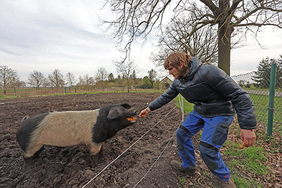 Die Fütterung der Tiere erfolgt durch die Bewohner. (Foto: Markus Nowak)