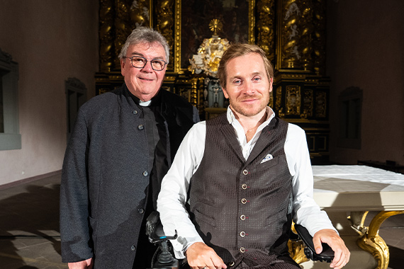 Bonifatiuswerk-Generalsekretär Monsignore Georg Austen gemeinsam mit Samuel Koch bei einer Veranstaltung des Bonifatiuswerkes im Sommer 2025. (Foto: Hartmut Salzmann)