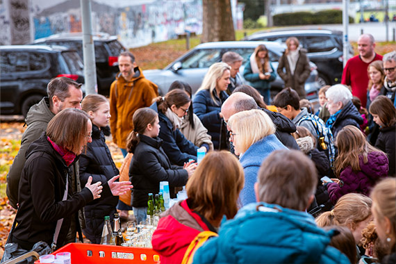 Auch nach dem Gottesdienst stand Gemeinschaft im Vordergrund. (Foto: Familie Mittendrin/EB Freiburg)