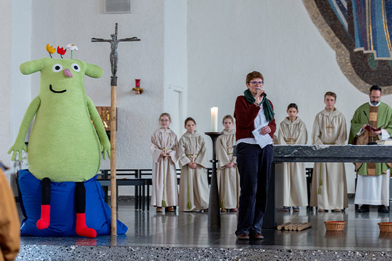 "Das kleine Wir" wächst, wenn es Freude und Gemeinschaft spürt, hier steht es ganz groß vorne am Altar. (Foto Familie Mittendrin/EB Freiburg)