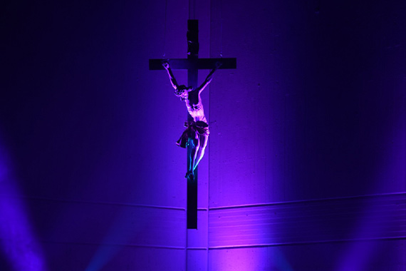 Die St. Laurentius in Niederbühl wurde zu diesem Abend bunt erleuchtet. (Foto: Jakob Sax)