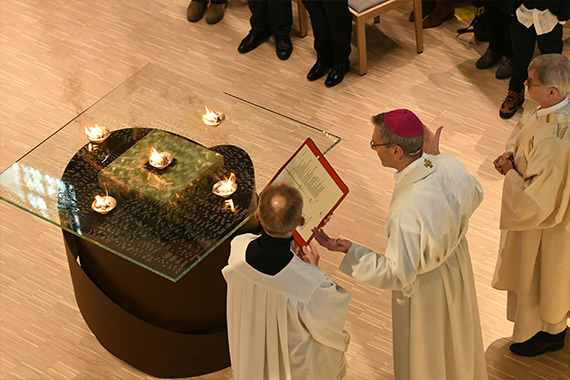 Bischof Heiner Wilmer (Hildesheim) bei der Altarweihe im neuen Kirchenraums Heilig Geist in Sarstedt. Foto: Potthast