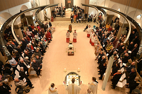 Die Wiedereröffnung der Kirche Heilig Geist in Sarstedt war für viele Menschen aus der Gemeinde ein bewegendes Ereignis. Foto: Pottast