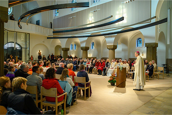 Bei der Altarweihe im neu gestalteten Kirchenraum Heilig Geist in Sarstedt: Bischof Heiner Wilmer aus Hildesheim Foto: Potthast