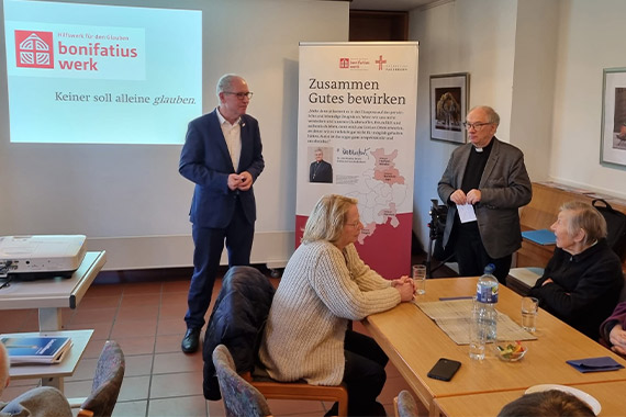 Präsident des Bonifatiuswerkes, Manfred Müller, (links) und Vorsitzender des Diözesan-Bonifatiuswerkes Paderborn, Geistlicher Rat Wolfgang Winkelmann (rechts). (Foto: Matthias Micheel)