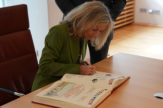Im September 2024 trug sich Veronika Wand-Danielsson, schwedische Botschafterin in Berlin, in das goldene Buch der Stadt Paderborn ein. (Foto: Simon Helmers) 