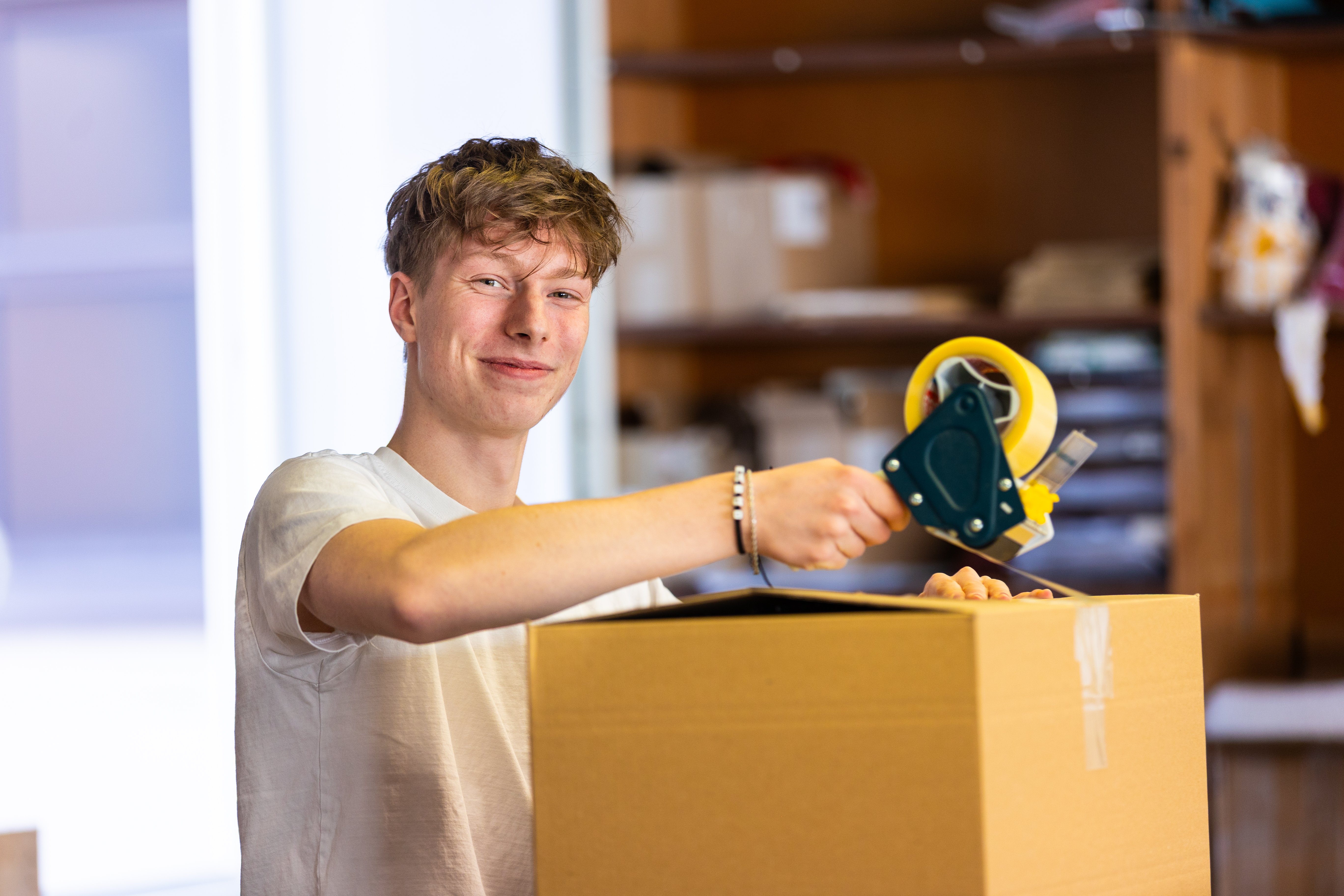 Der ehemalige Bonifatiuswerk-Bufdi Nils Bierdel hat auch im Versand der BoniService GmbH mit angepackt. (Foto: Hartmut Salzmann)