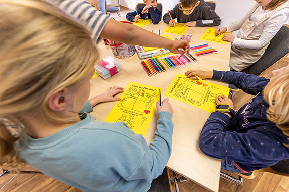 "Gott ist für mich…": Die Kinder schreiben auf, was der Glaube für sie bedeutet. (Foto: Hartmut Salzmann )