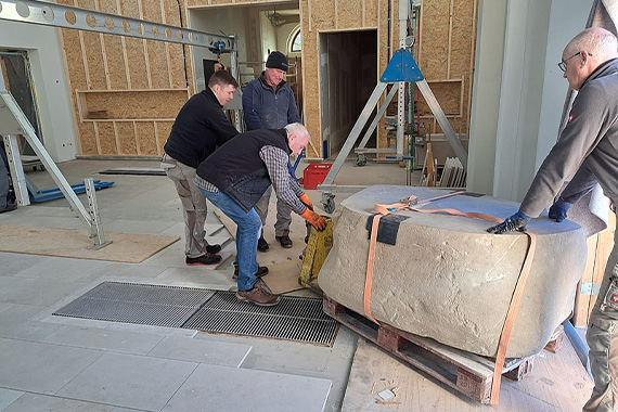 Der Transport des Steins war nicht einfach. (Foto: Familienzentrum Kloster Kerbscher Berg)