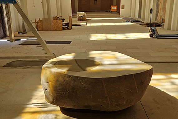 Im Inneren des Steins entstand eine sanfte Höhlung für das Wasser. (Foto: Familienzentrum Kloster Kerbscher Berg)