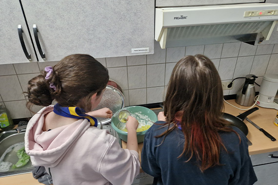 Polnischer Spezialitäten standen auf dem Rezeptplan – darunter Piroggen und Gurkensalat. (Foto: DPSG Magdeburg)