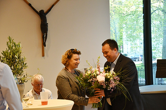 Glückwünsche und Grußworte überbrachten beim Festakt im Gemeindesaal unter anderem Vertreter der evangelischen Nachbargemeinde, des Pfarreirats, des Architekturbüros und des Dekanats. (Foto: Michael Baudisch)