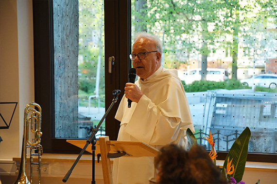 Bischof Timmerevers rief die Gemeinde auf ihre Türen weit aufzumachen und einladend in die Gesellschaft hinein zu wirken. (Foto: Michael Baudisch)