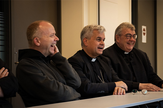 Bei ihrer Norwegenreise im letzten Jahr besuchten der Paderborner Erzbischof Udo Markus Bentz (Mitte) und Bonifatiuswerk-Generalsekretär Monsignore Georg Austen (rechts) Bischof Erik Varden. (Foto: Mateusz Opila)