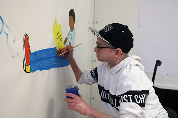 Seit Luca sieben Jahre alt ist, sitzt er im Rollstuhl. Bei ihm wurde MDS, eine Form von Blutkrebs, diagnostiziert. (Foto: M. Nowak)