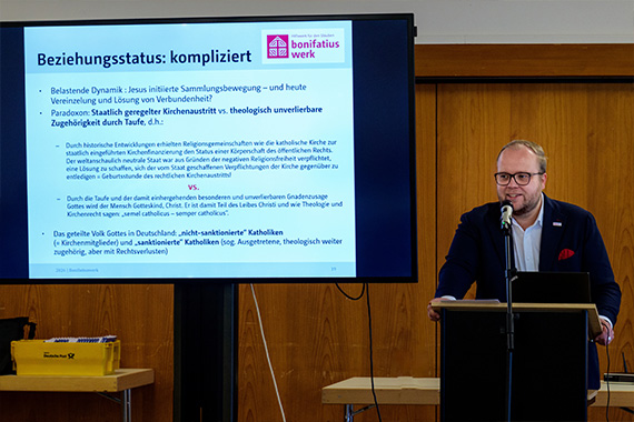 In seinem Vortrag beschäftigte sich Julian Heese mit Fragen und Motiven hinter dem Kirchenaustritt. (Foto: Dirk Kroll)