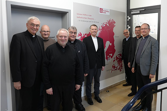 Generalvikar Prälat Thomas Dornseifer; Pastor Thomas Bensmann; Dechant Carsten Menges; Monsignore Georg Austen; Pfarrer Dr. Michael Müller; Geistlicher Rat Prof. Dr. Thomas Schwartz (Renovabis); Domkapitular Thomas Renze; Generalvikar Ulrich Beckwermert (v.l.). (Foto: Marcus Thielking)