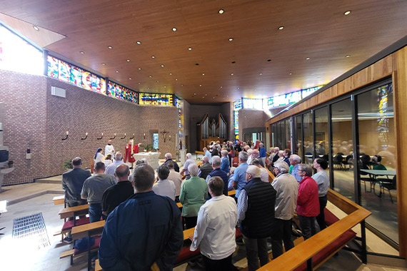 Der erste Gottesdienst wurde bereits in der Kirche St. Joseph gefeiert. Die offizielle Wiedereröffnung ist für den 21. Juni mit Bischof Dr. Dominicus Meier geplant. 90.000 Euro hat das Bonifatiuswerk für das Projekt zur Verfügung gestellt. Dort wurde ein „Gebäude im Gebäude“-Konzept umgesetzt, das heißt, die Gemeinderäume wurden in die Kirche integriert. Foto: Andreas Peters