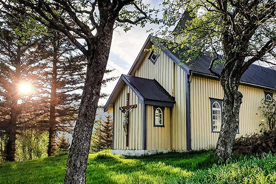 Auf den norwegischen Lofoten muss die 200 Jahre alte Holzkirche dringend saniert werden. Die Kirche der Heiligen Familie ist das älteste Gebäude auf der Inselgruppe. Ohne diese Maßnahme, die vom Bonifatiuswerk mit 25.000 Euro gefördert wird, könnte die behördliche Schließung drohen. Foto: P. Rafal Ochojski