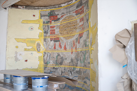 Das Bild zeigt das noch nicht ganz fertiggestellte Mosaik in der hauseigenen Kapelle (Foto: Offizialat Vechta / Johannes Hörnemann)