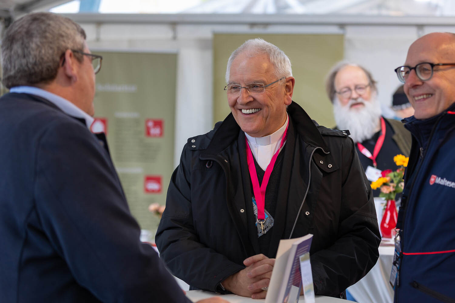 Bischof Heinrich Timmerevers (Dresden-Meißen) und  Patrick Hofmacher (Malteser Hilfsdienst, re.)