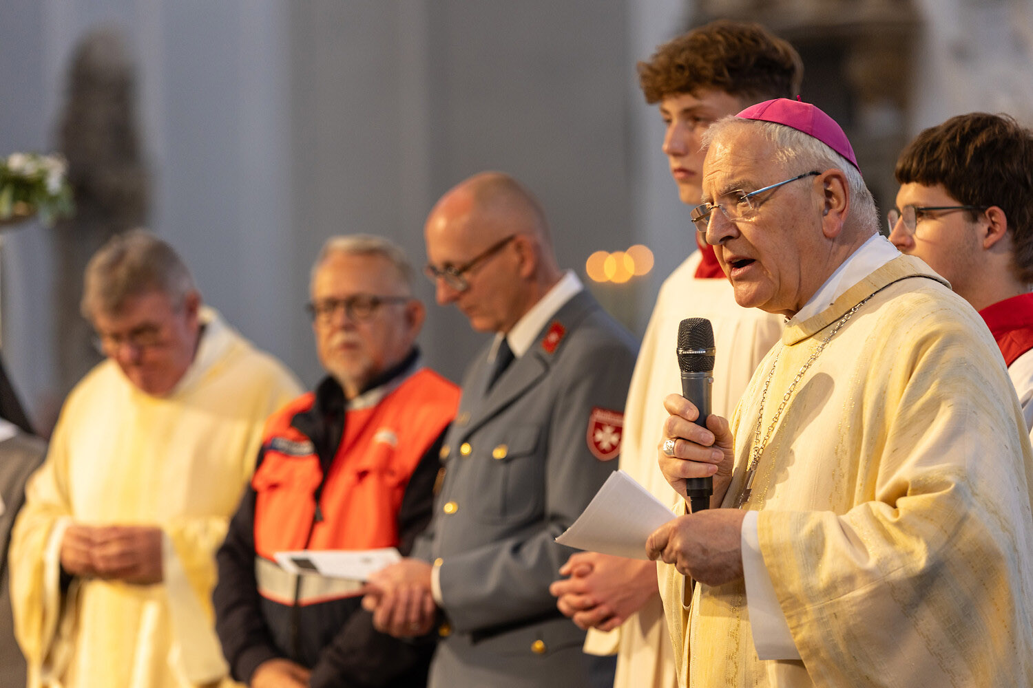 Bischof Heinrich Timmerevers (re.) bei der Predigt.