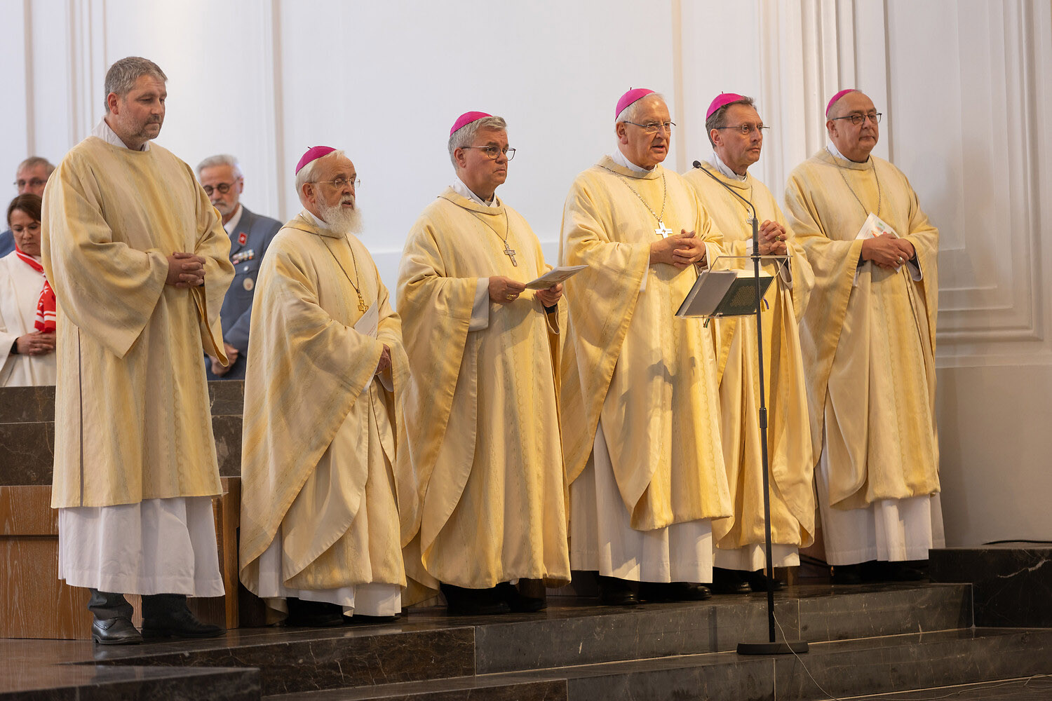 Diakon Markus Schleret,  Bischof Gerhard Feige, Erzbischof Dr. Udo Markus Bentz, Bischof Heinrich Timmerevers, Erzbischof Herwig Gössl und Bischof Dr. Dominicus Meier OSB (v.l.)