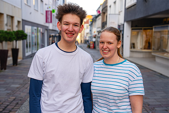 Firmbewerber Simon Ole Weber und Schwester Finja Miriam Weber (Firmpatin) (Foto: Theresa Meier)