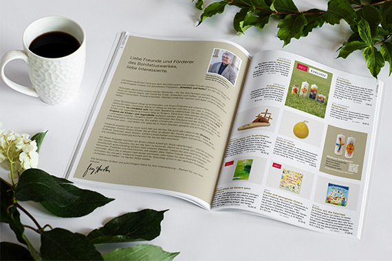 Das aktuelle Booklet "Schenken & Helfen"