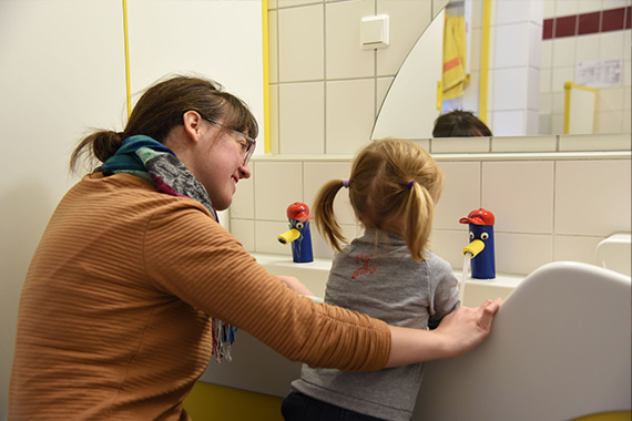 Vor dem Essen heißt es Händewaschen, Mitarbeiterin Vera Glorius hilft beim Händewaschen im Kleinkindbereich. (Foto: S. Helmers)