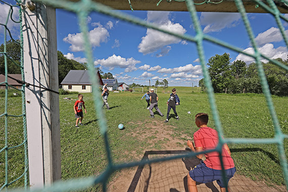Die älteren Kinder spielen leidenschaftlich gerne Fußball. (Foto: Markus Nowak)