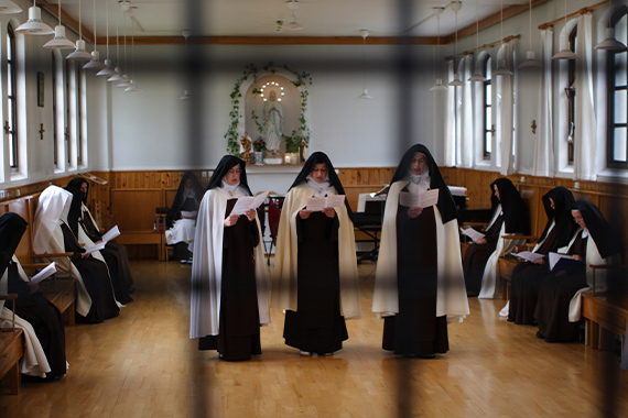"Karmelitinnen hinter Gittern" bezieht sich auf die Lebensweise der Karmelitinnen, die in einem Kloster hinter Mauern und Gittern leben und sich von der Außenwelt abschotten. Dies symbolisiert ihre Abgeschiedenheit und Hingabe an ein kontemplatives Leben. (Foto: Karmelitinenn-Kloster Hafnarfjördur)