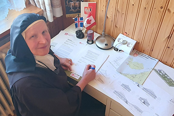 Schwester Agnes freut sich über die Förderung: Hier beim Unterzeichnen der Dokumente für das Bonifatiuswerk. (Foto: Karmelkloster)